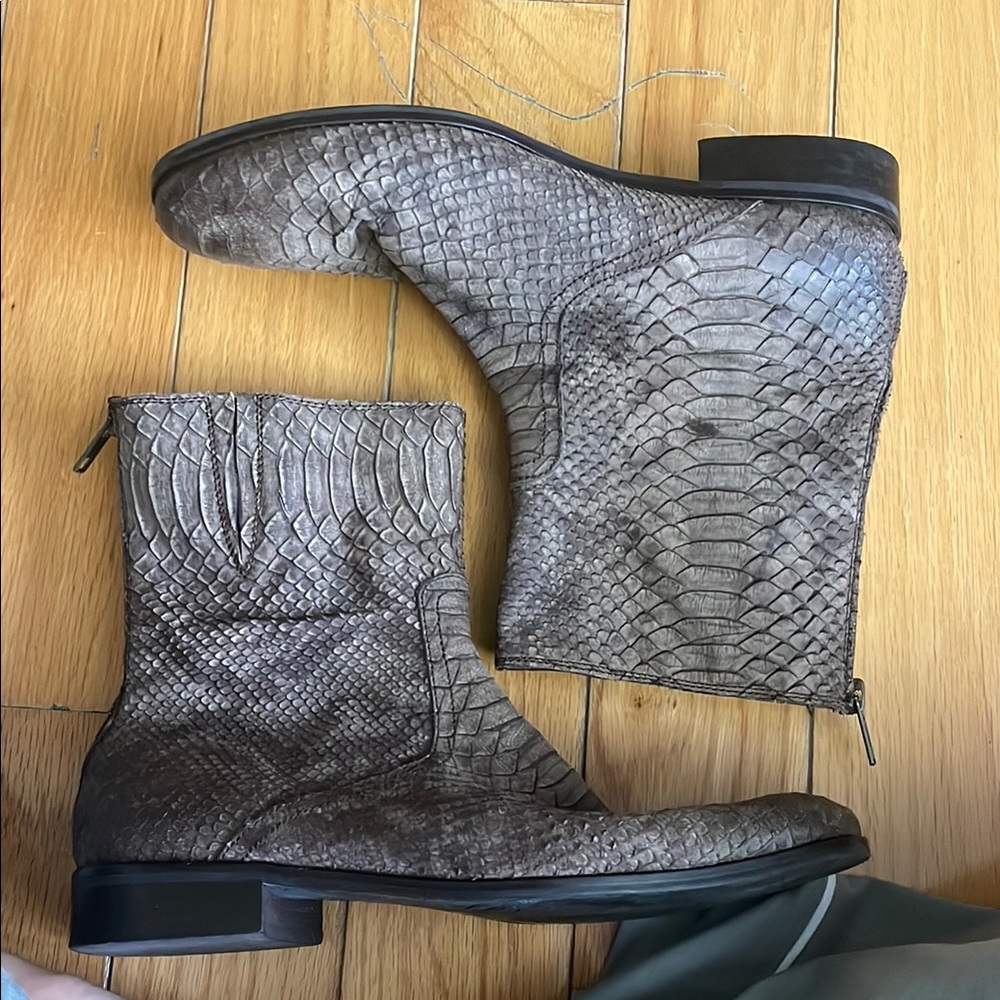 Unisex Snakeskin Pattern Boots - Gray